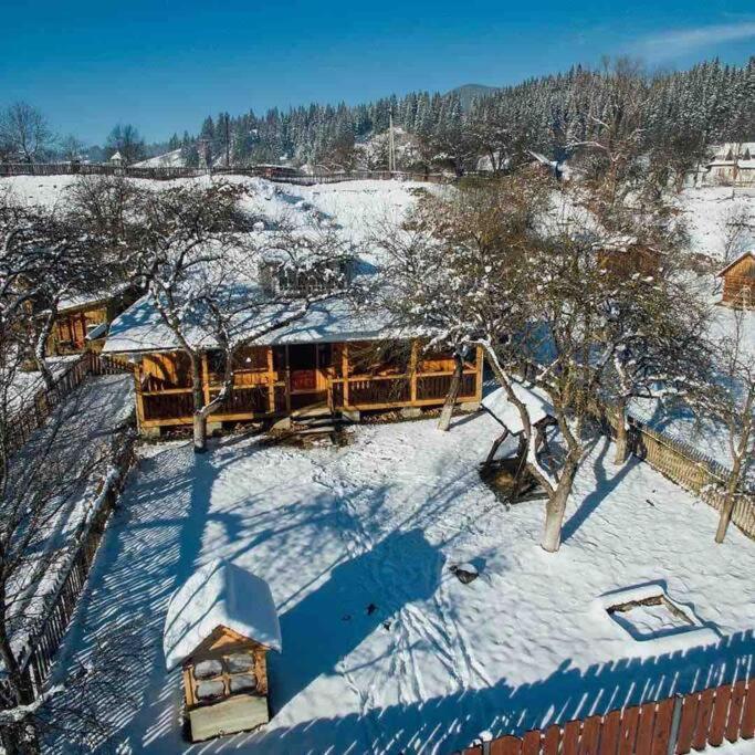 Котедж Шум Черемоша На Березі Річки Verkhovyna Esterno foto