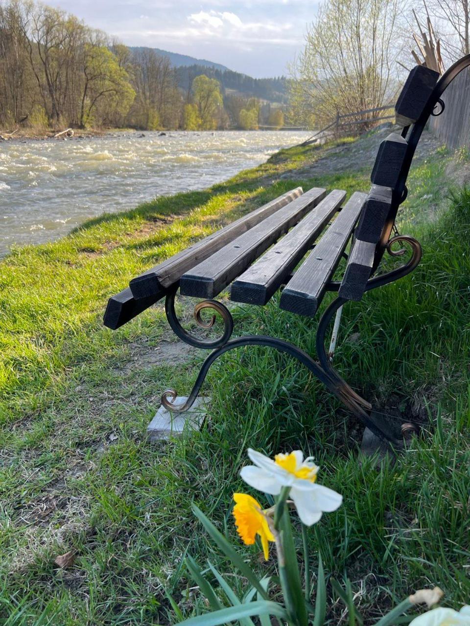 Котедж Шум Черемоша На Березі Річки Verkhovyna Esterno foto